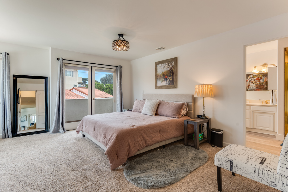 Primary bedroom w/ ensuite bathroom & private deck