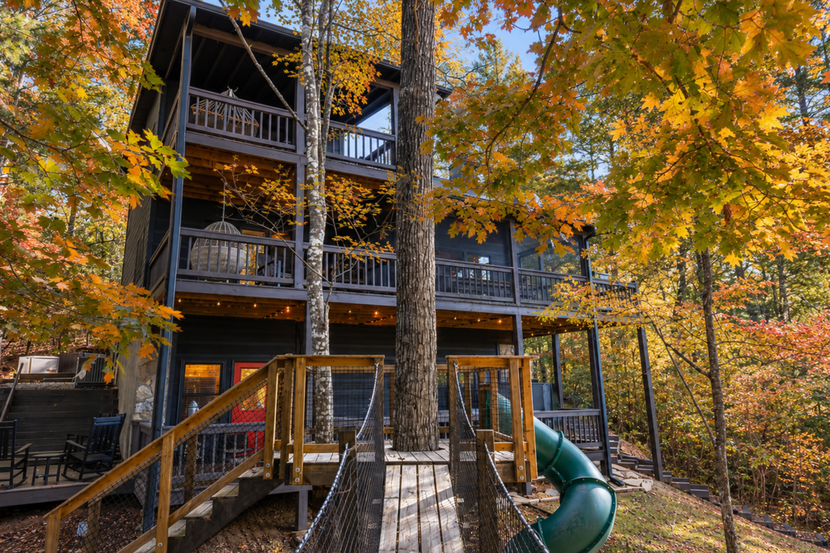 Enchanted Hideaway in full view... three decks of mountain bliss!