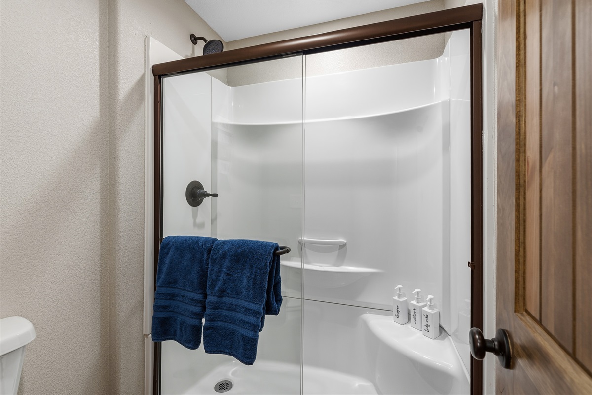 Jack N Jill bathroom downstairs that adjoins with 2 queen bedrooms