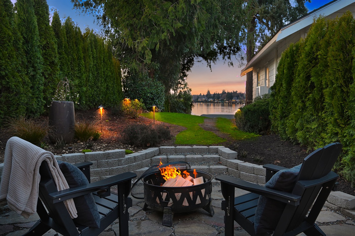 Lake life engages every sense—soft breezes against your skin, birdsong in the trees, eagles and hawks overhead, the occasional bunny darting through the garden, and that unmistakable freshness of marine air rising gently from the water.