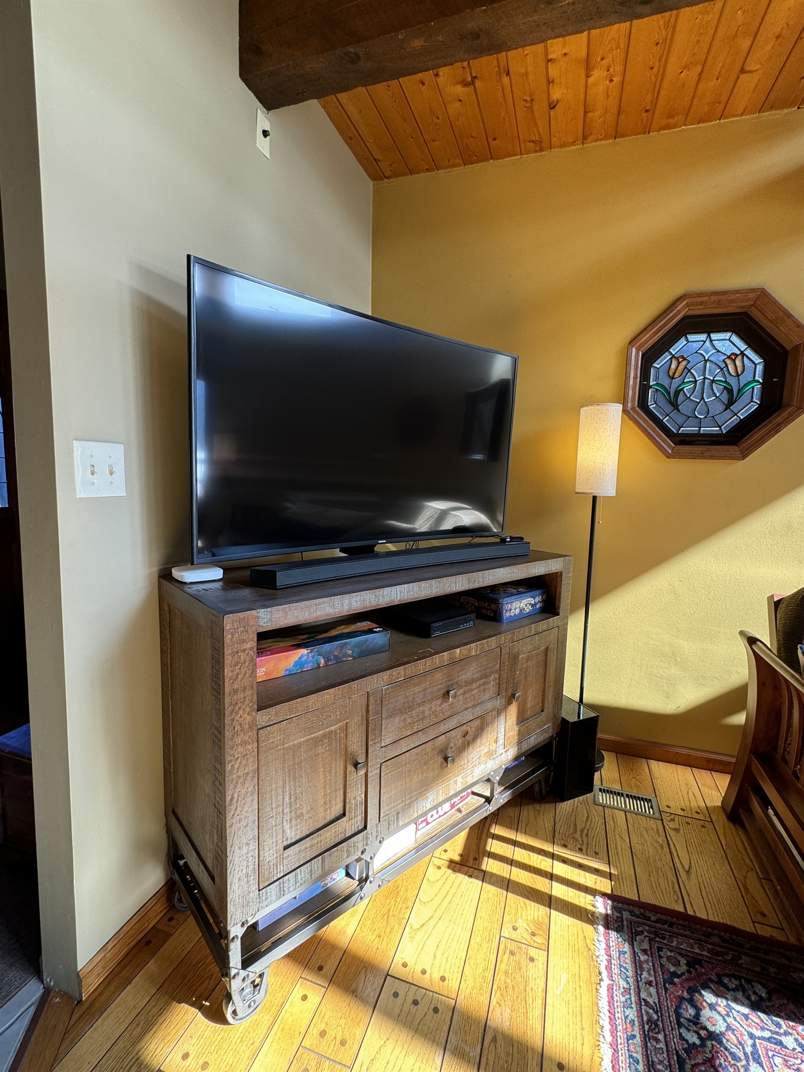 Camp Havon large roku TV in the living room is perfect to watch the game or a family moving night!