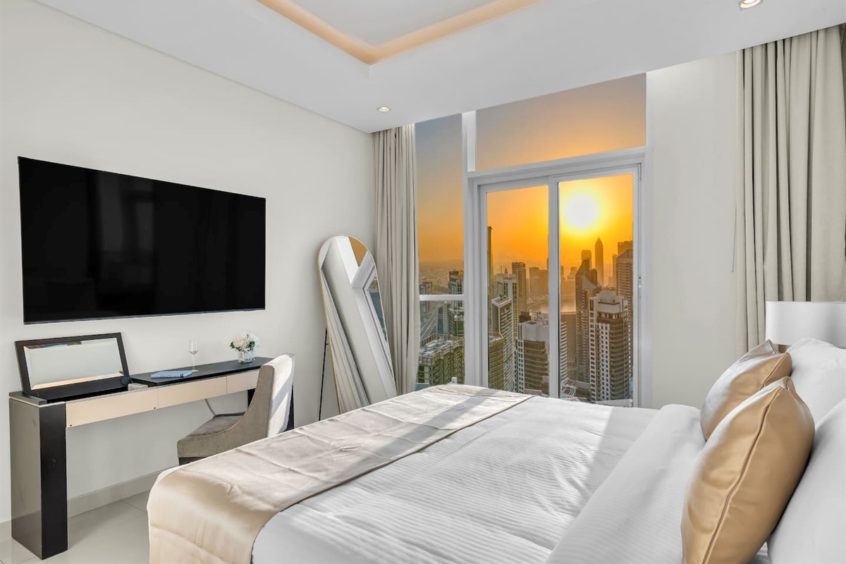 Large bedroom facing the cityview