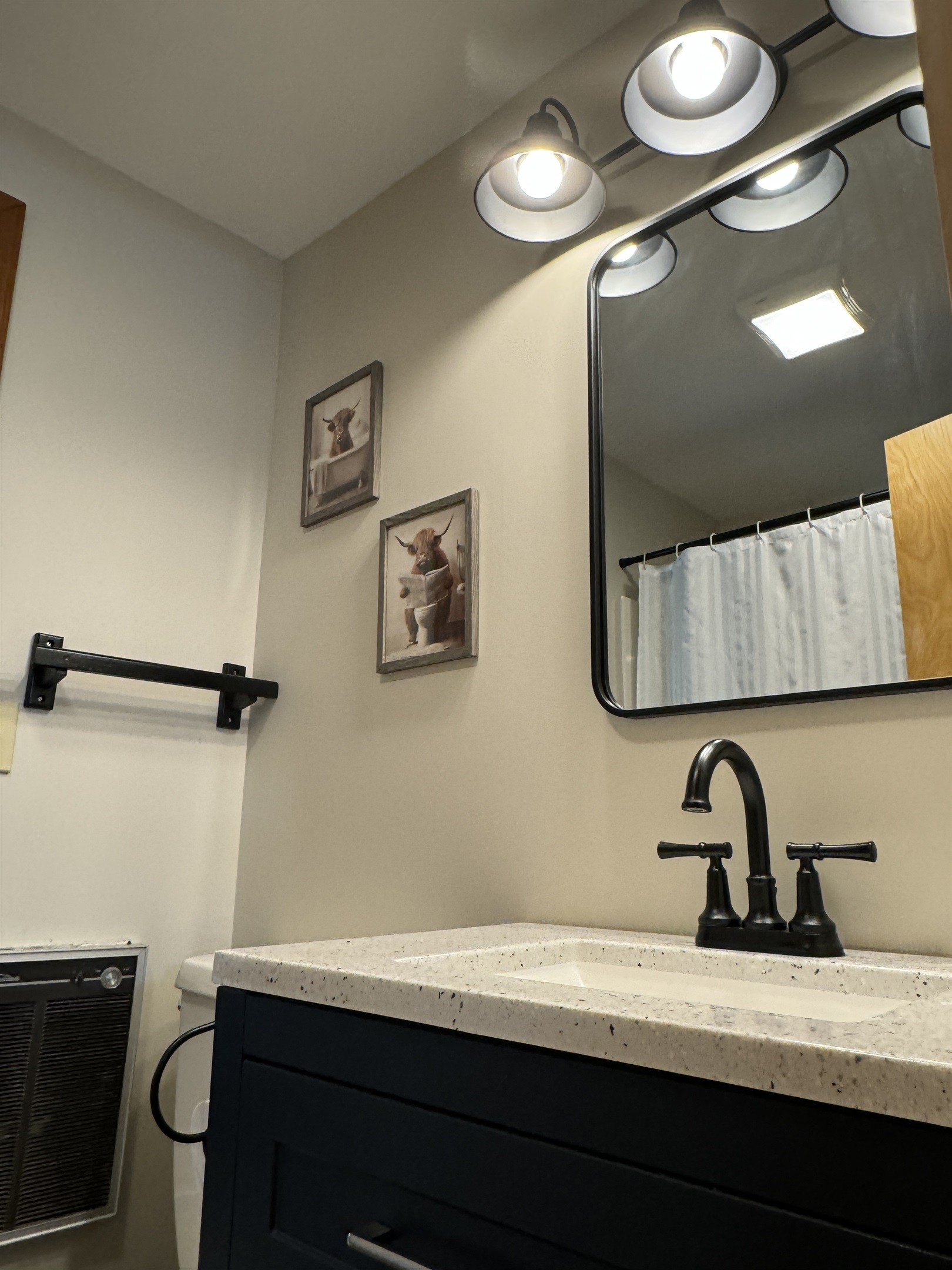 Jack and Jill bathroom between Queen #1 & 2