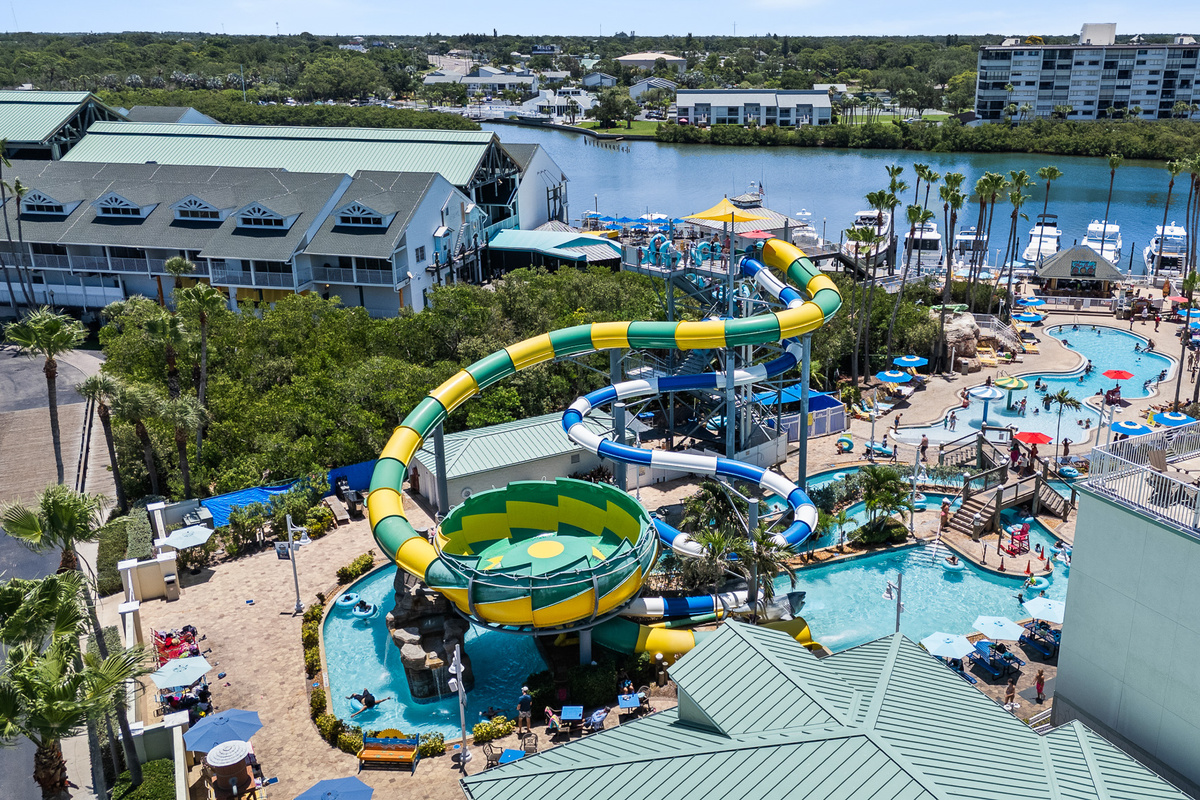 A 3 to 5 minute walk to the fabulous Indian Rocks Beach!