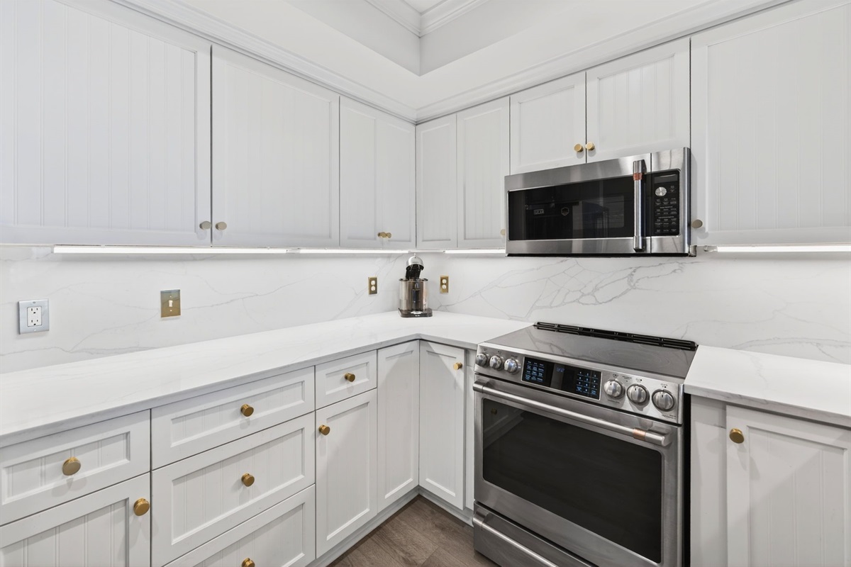 Kitchen | 1006 Ocean Blvd, Isle of Palms, SC | 102 Dunescape | IOP Escapes