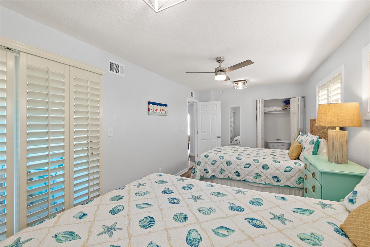 Spacious layout connecting both bedrooms and bath