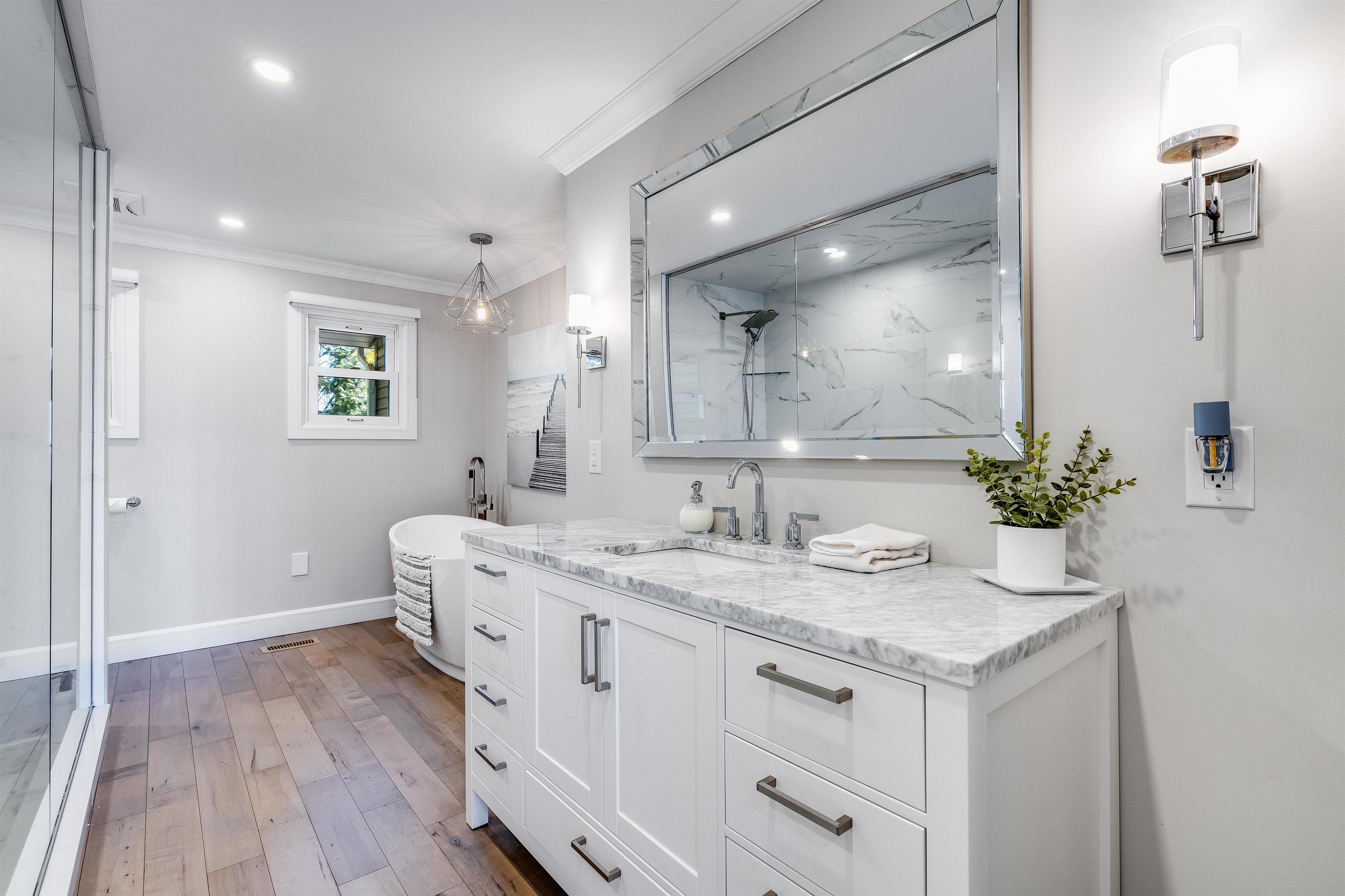 Bathroom With floor to ceiling shower