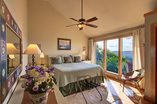 Upper-Level King at Tanasi Lodge: 1 king bed