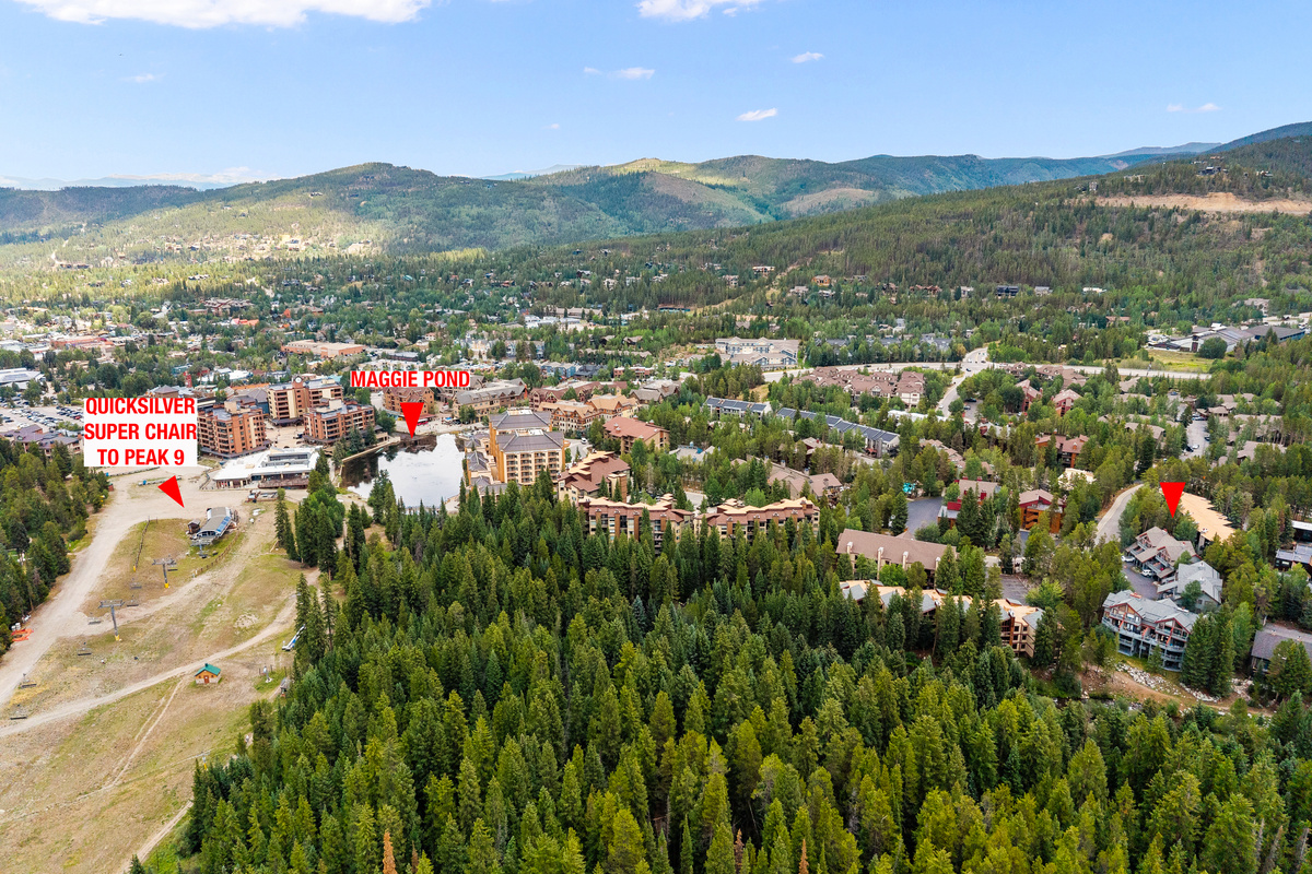 Red arrow on right shows Columbine Pine Creek Retreat and the short walking distance to Peak 9 (QuickSilver Super Chair, Maggie Pond, Main Street Station and more). 