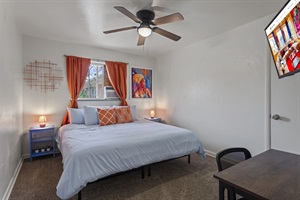 Experience Opulence in the King Bedroom, Equipped with Roku TV and Workspace! 🛌🎬🖥️