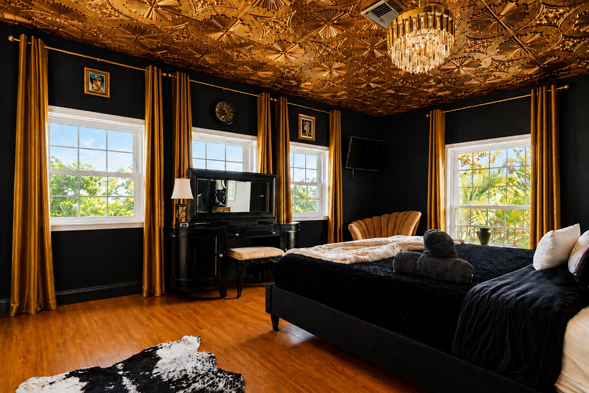 20s Room - A bold, stylish suite with vintage charm and a statement ceiling&mdash;perfect for a memorable stay.
