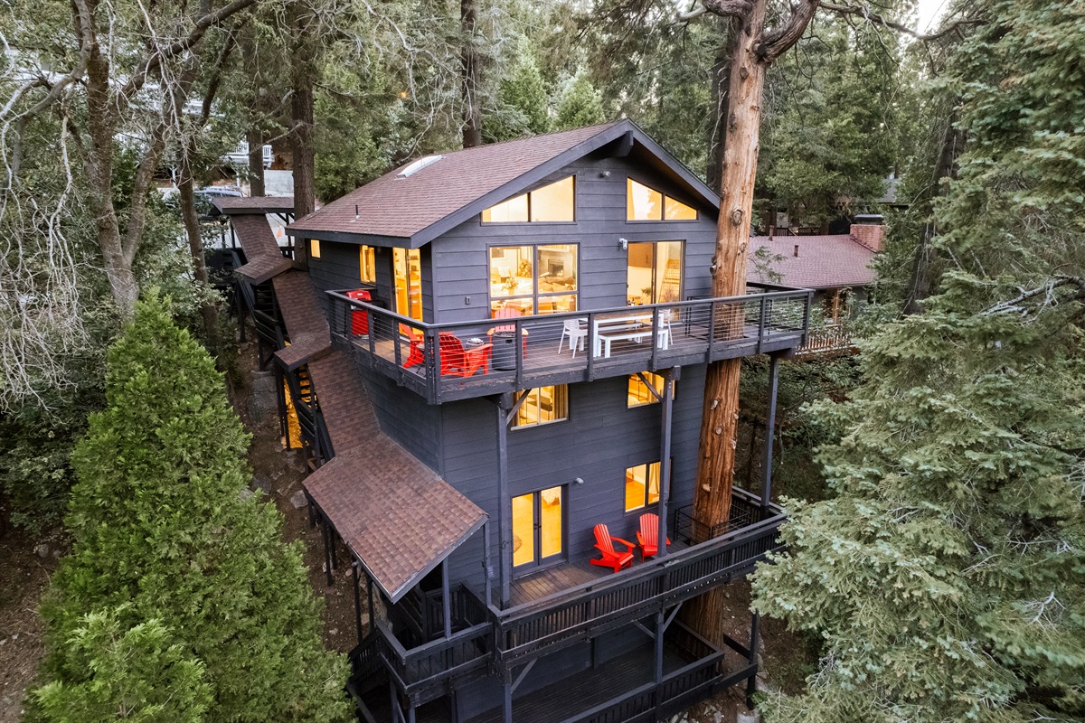 Come enjoy your next Home away from Home! Nestled in the Treetops of Lake Arrowhead & only 5 minutes away from Lake Arrowhead Village. We know you'll enjoy your next Vacation at Dover Cabin.