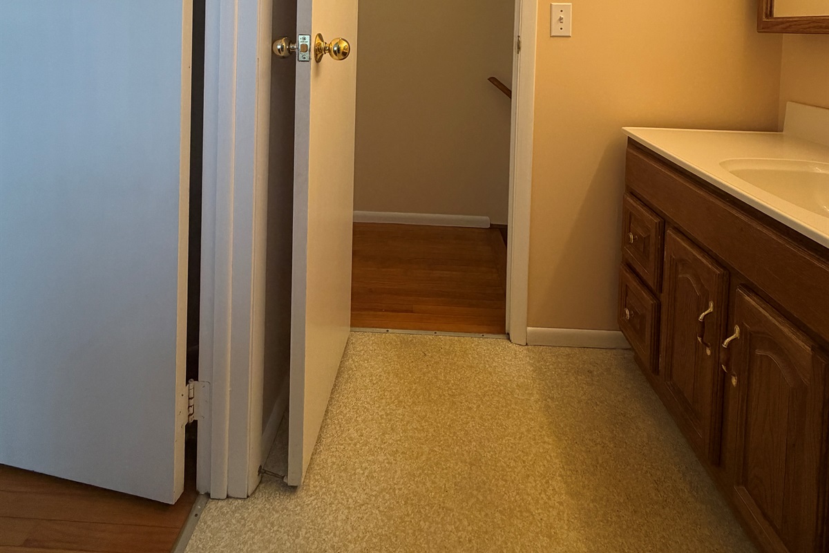 2nd floor bath with hall access and ensuite to Queen #1