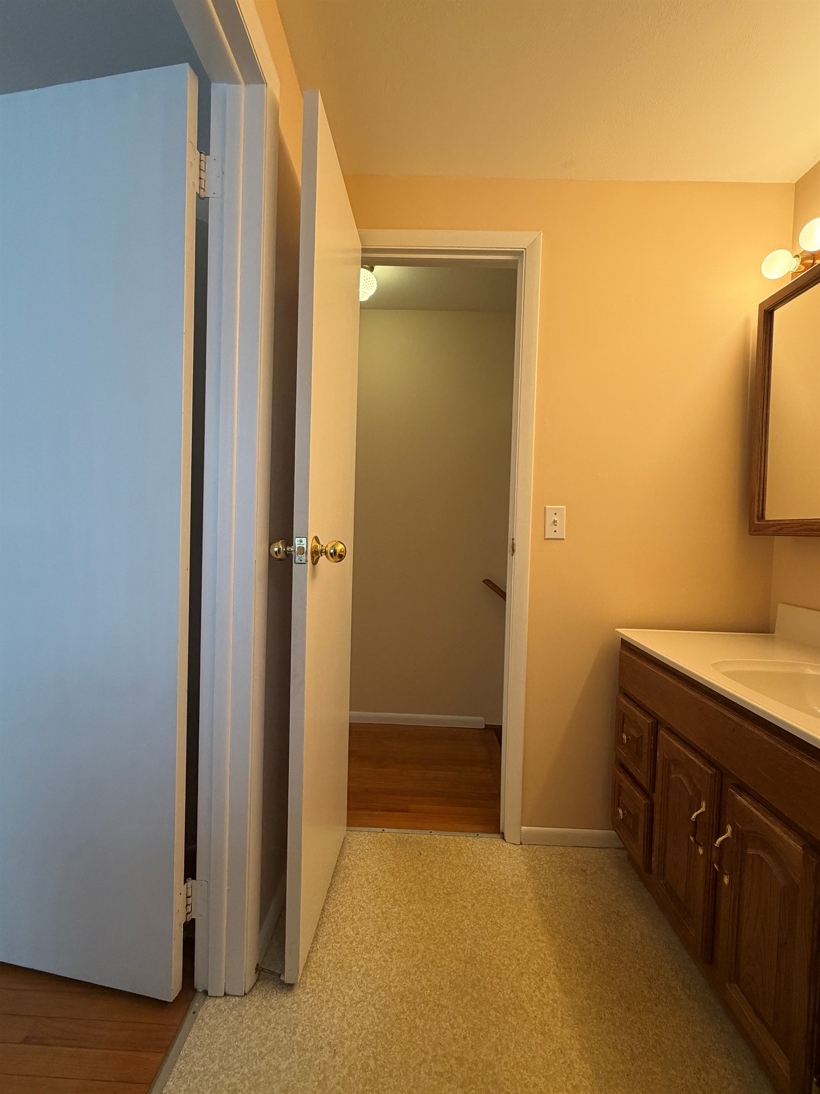 2nd floor bath with hall access and ensuite to Queen #1