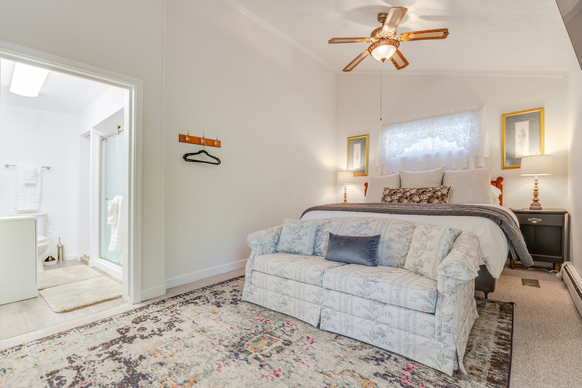 Room 7 “Commodore Perry Suite” Bed and Breakfast in Marblehead Ohio