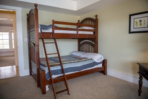 Mark Twain-Bedroom 6 Bunk bed - shared bathroom with double vanity and bathtub (5) - 1st floor