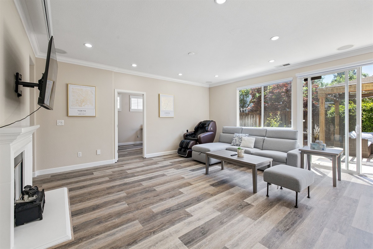 2nd living area with a large flat screen TV