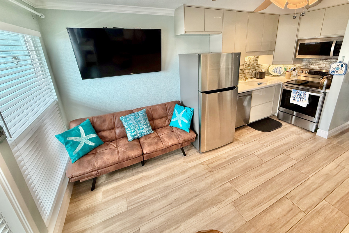 Coastal comfort perfected—leather daybed, fully equipped kitchen, 75” smart TV with cable and streaming (Netflix, Disney+, Apple TV+, Peacock Premium), and high-speed Wi-Fi up to 800 Mbps.