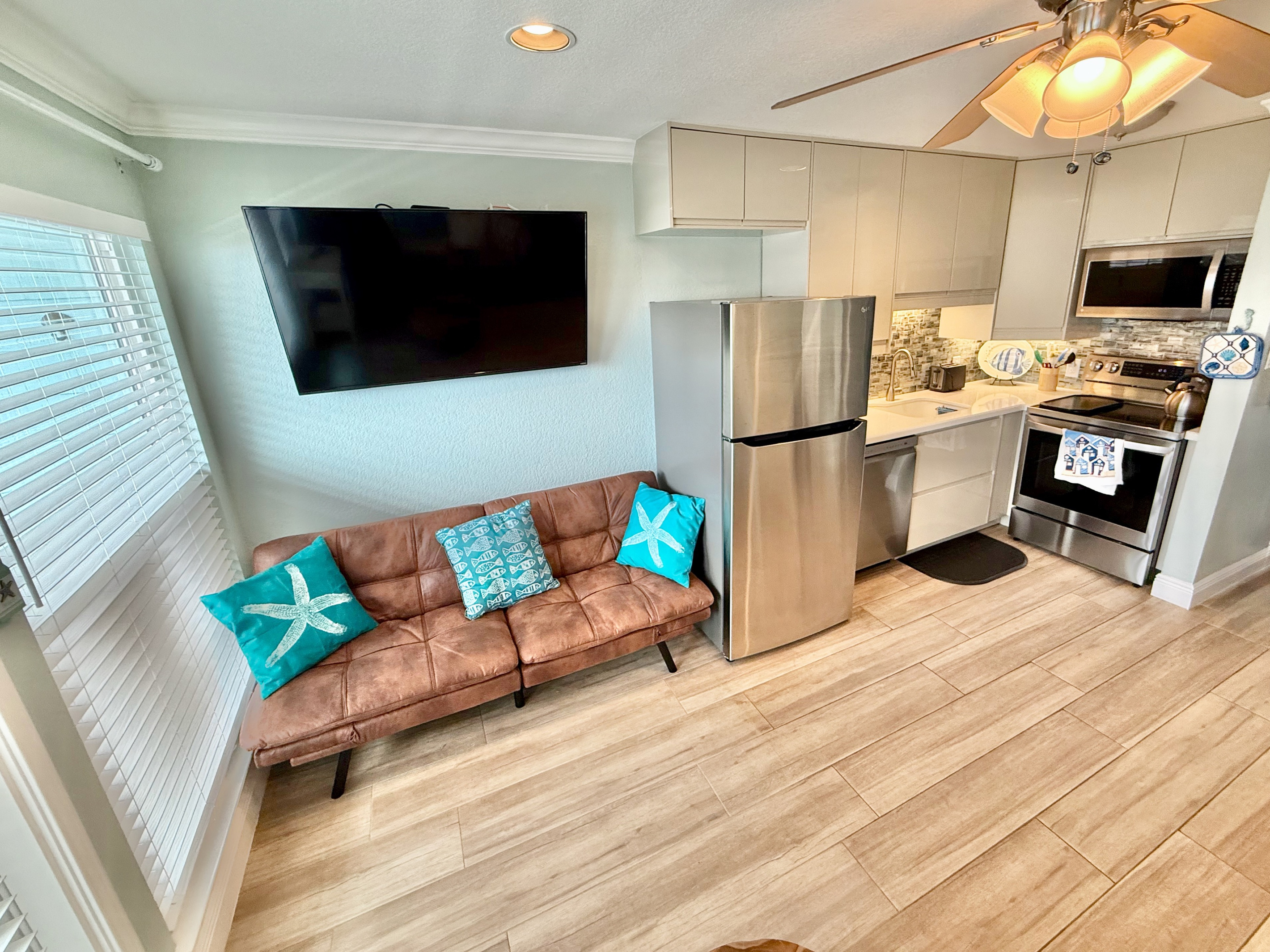 Coastal comfort perfected—leather daybed, fully equipped kitchen, 75” smart TV with cable and streaming (Netflix, Disney+, Apple TV+, Peacock Premium), and high-speed Wi-Fi up to 800 Mbps.