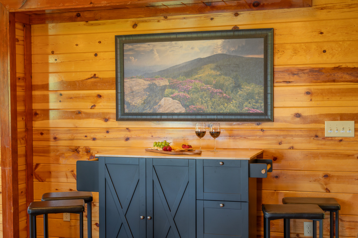 The breakfast bar offers additional seating for 4, and is the perfect spot for morning coffee, snacks or casual meals together.