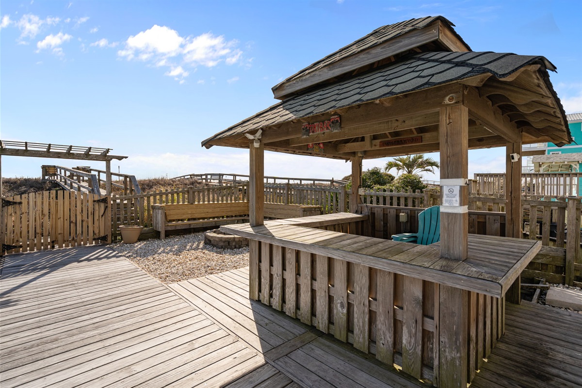Poolside tiki bar - create your own refreshing beverages or a beach buffet