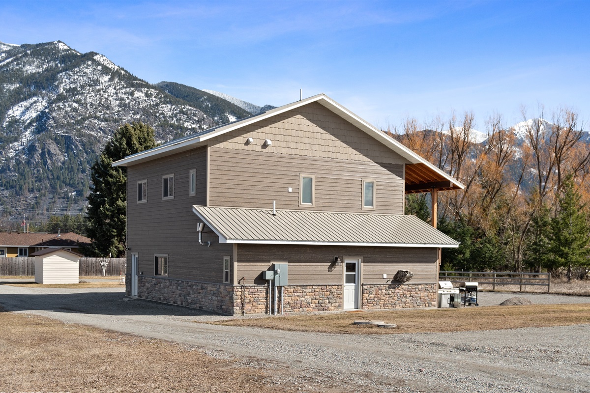 Plenty of room for parking right next to the house