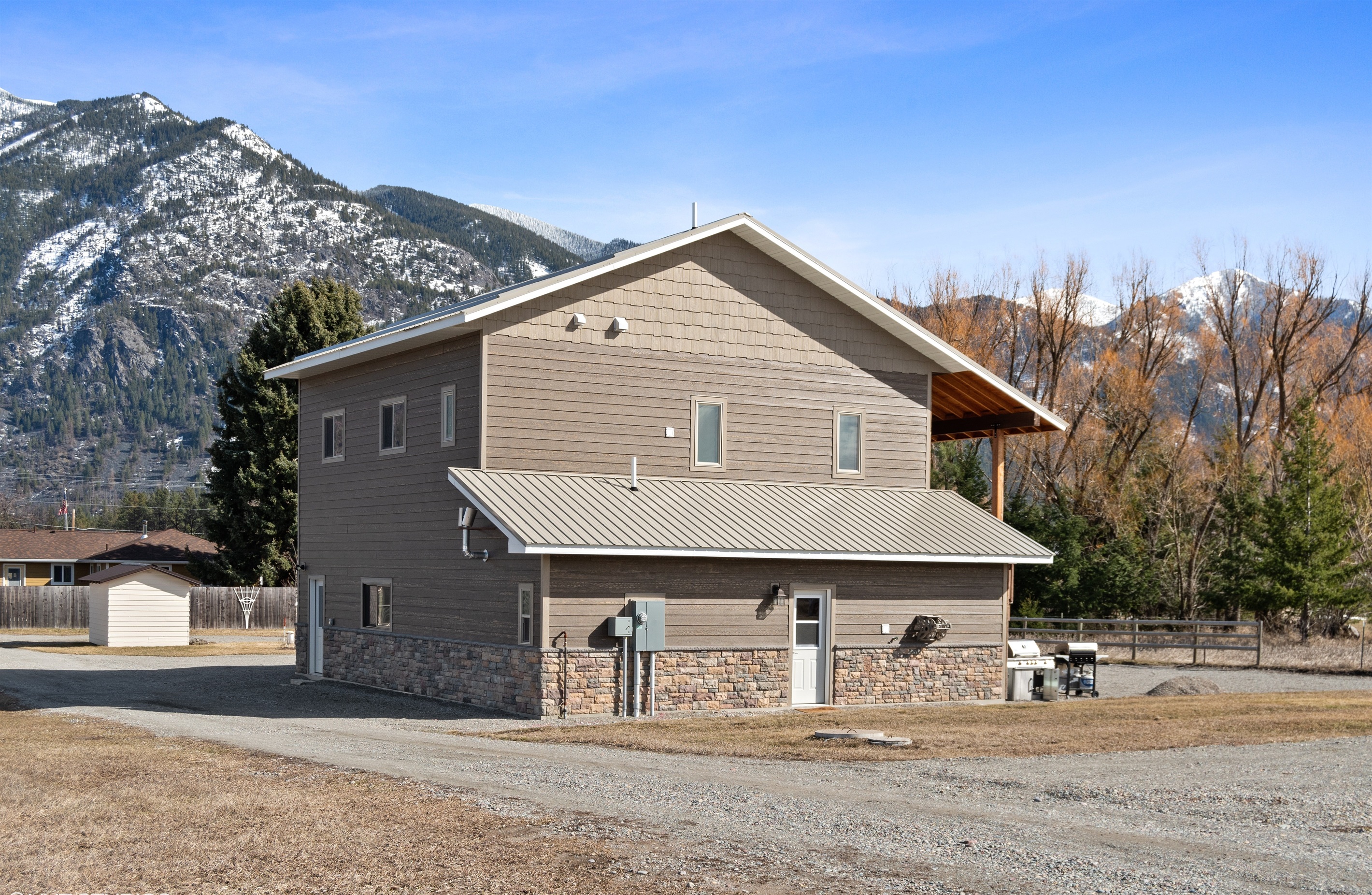 Plenty of room for parking right next to the house