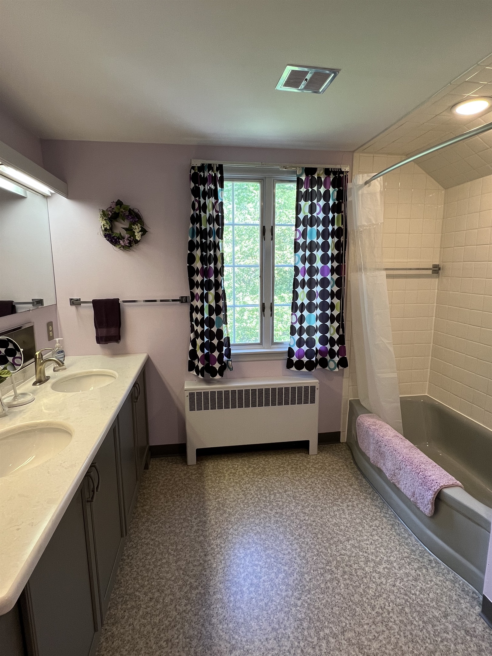 2nd floor bath w/ tub/shower