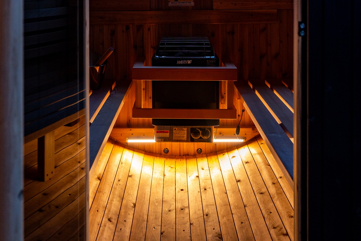 🌅 Sunset Sauna in the Smokies – Unwind in the outdoor sauna as the Smoky Mountains glow at dusk. The large picture window lets you relax, detox, and take in the peaceful mountain views as the sun sets.