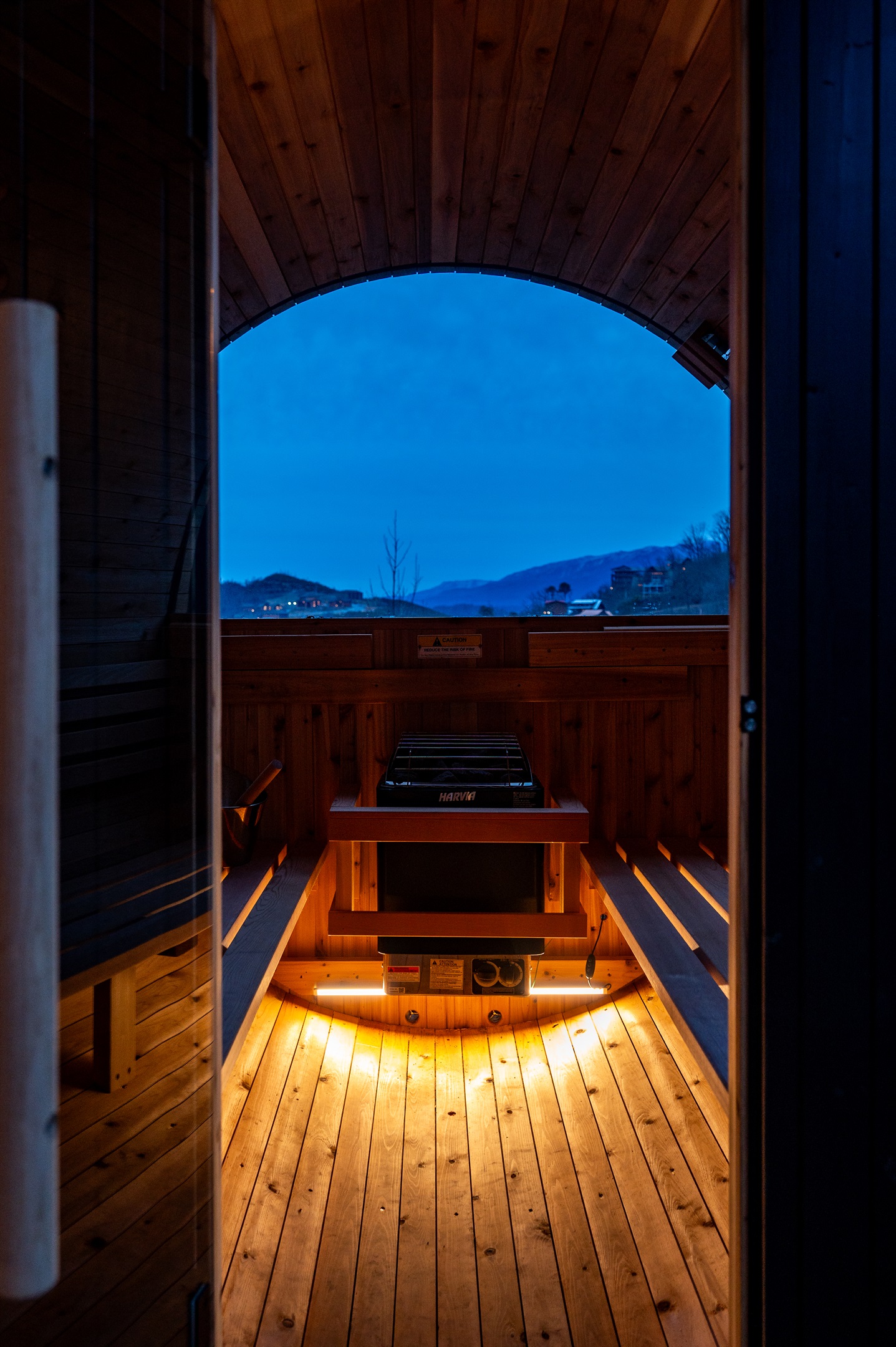 🌅 Sunset Sauna in the Smokies – Unwind in the outdoor sauna as the Smoky Mountains glow at dusk. The large picture window lets you relax, detox, and take in the peaceful mountain views as the sun sets.