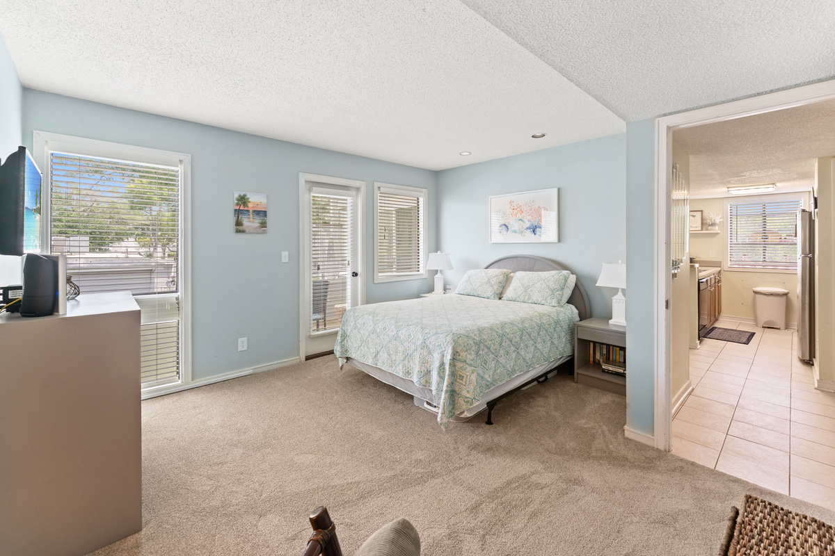 Large Main Bedroom with Queen and ensuite