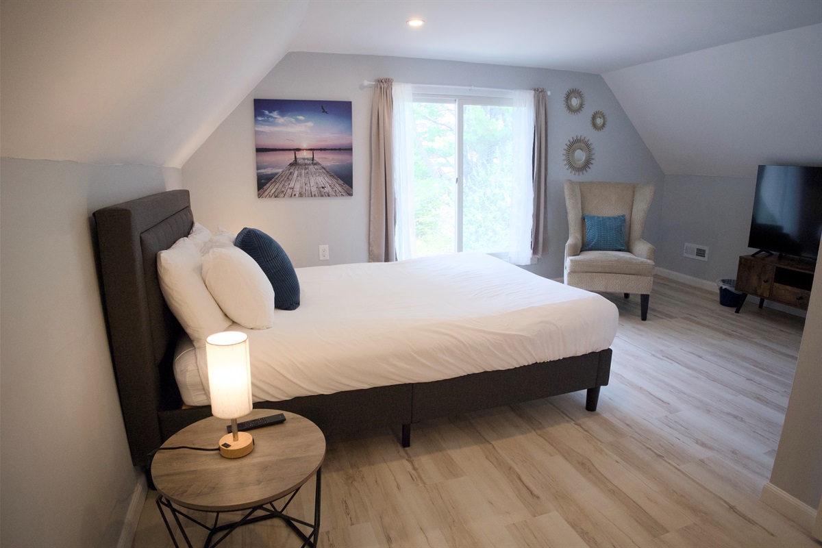 King Bed, space to face the water, watch tv, chill.