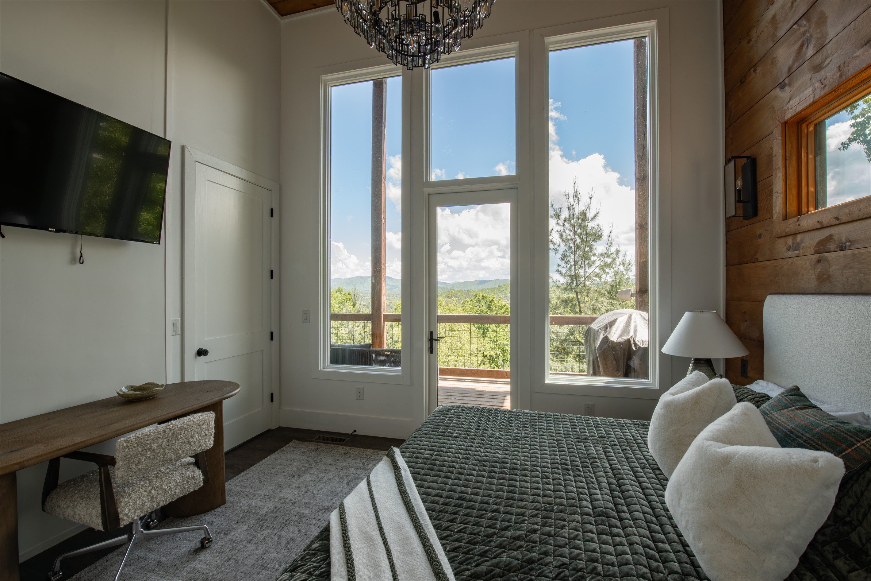 King Suite 1 Private retreat with mountain views, balcony and workspace