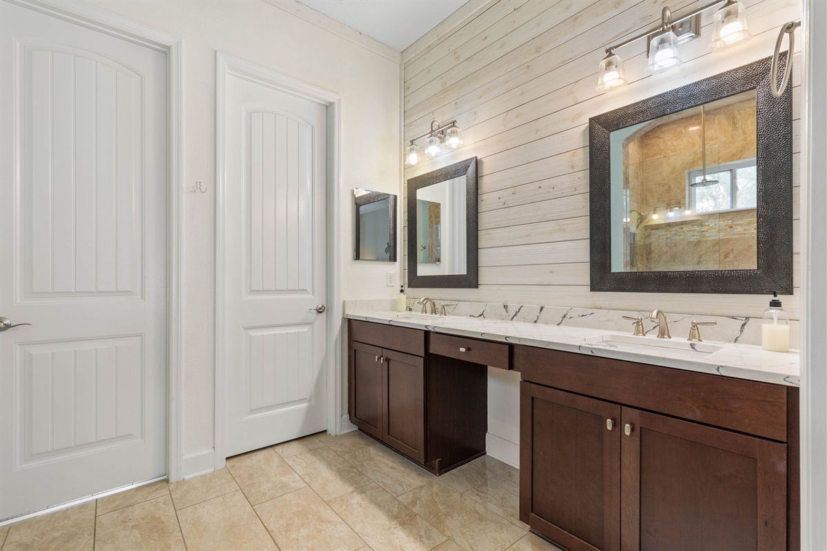 Start the morning side by side at the double vanity, rinse off after the beach, and wind down feeling refreshed in this bright coastal bath, made for easy resets and the next part of vacation.