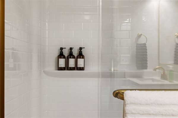 Modern Luxury Condo | Walk to Notre Dame | 2BR/2BA | Parking, photo 19