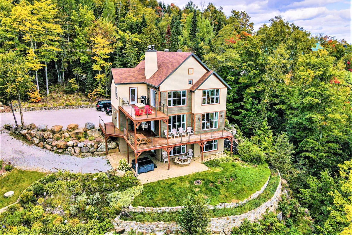 Vue des airs du chalet-condo (2 étages du bas).