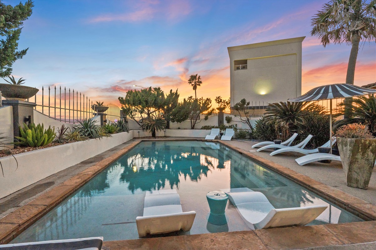 4e8abd3644aa4856a6fe872030692f92 Large | Beachhouse | Texas | TX | Vacation Homes | Galveston | Crystal Beach | Kokomo | Breezy Days | Beachfront Elegance | Sunrise Serenity | Southern Sands Property Management, LLC