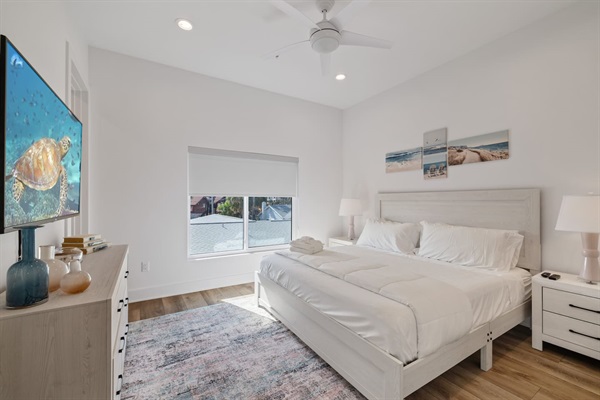 Master #1 w/ King Bed/Shared Bathroom/Walk-in Closet/Smart TV