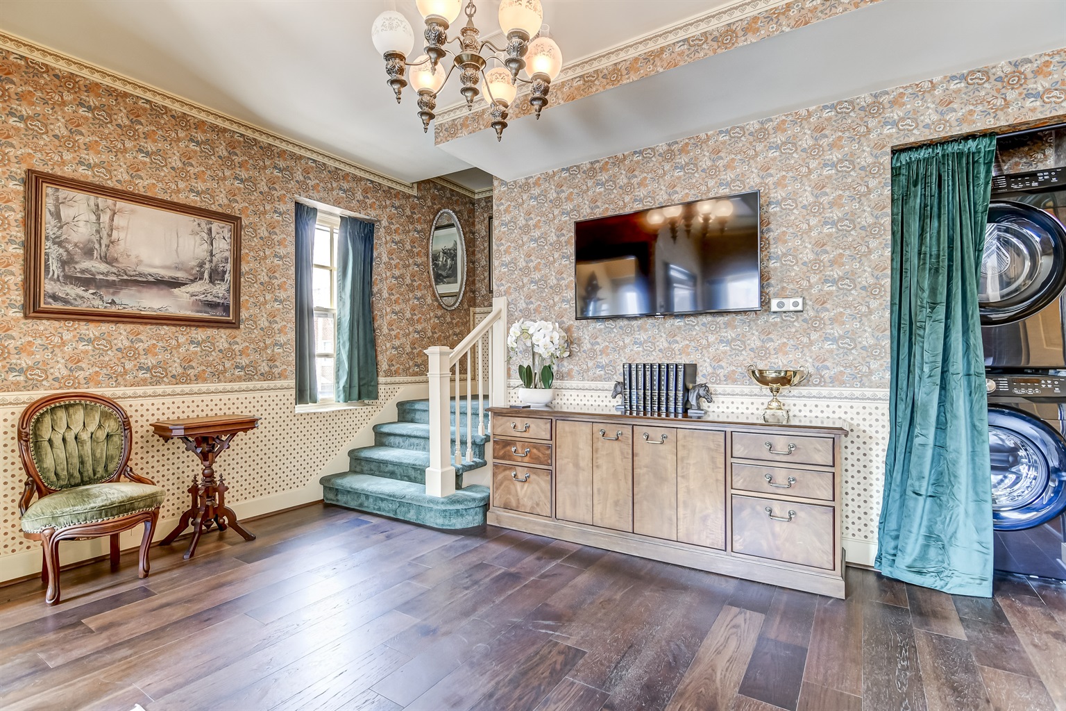 The Bressmer Carriage House - Living Room