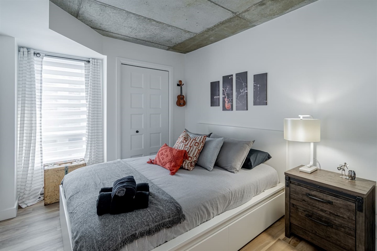 Chambre avec un lit Queen confortable