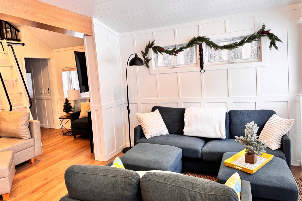 Sunrise cottage - Warm living room with comfy sofa and festive winter decor