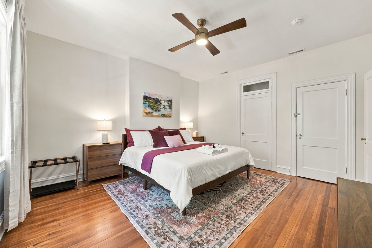 Bedroom Retreat: Bright space with elegant decor, perfect for a restful night in Richmond!