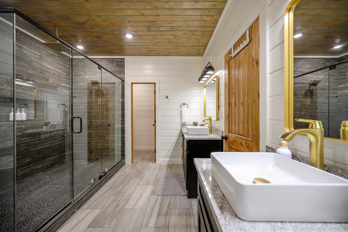 A full bathroom offering a bathtub and shower combo, designed for both quick refreshes and slow, relaxing soaks