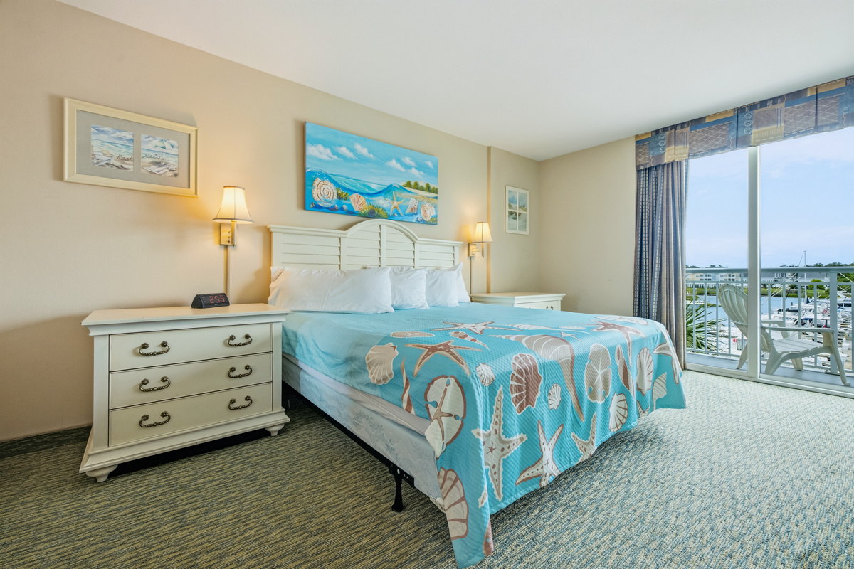 Step straight from bed onto the balcony. Water views before your feet even hit the floor ⭐