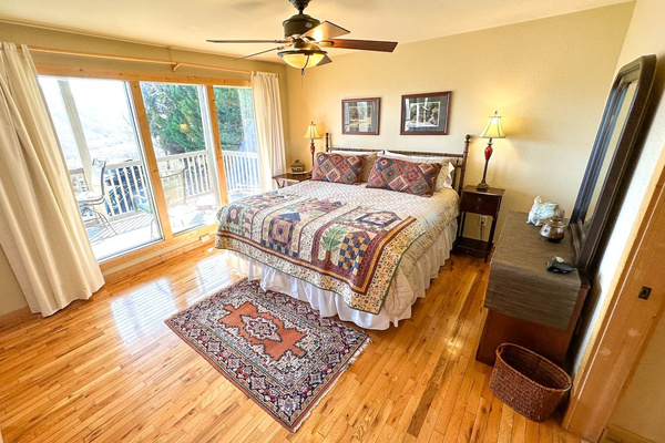 Main-Level King Suite at Tanasi Lodge: 1 king bed