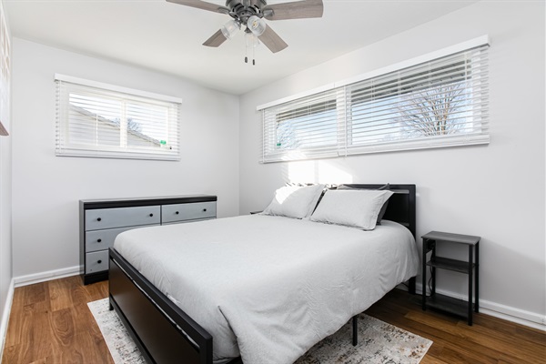 Front Queen 1 Bedroom