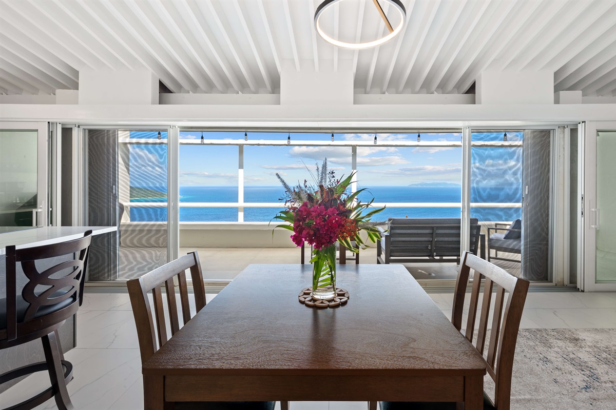 Dining for 4 overlooking the patio and ocean