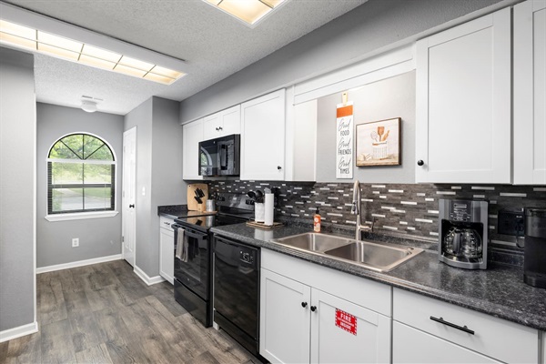 Kitchen: Modern finishes and ample space for culinary creations await your culinary adventures!