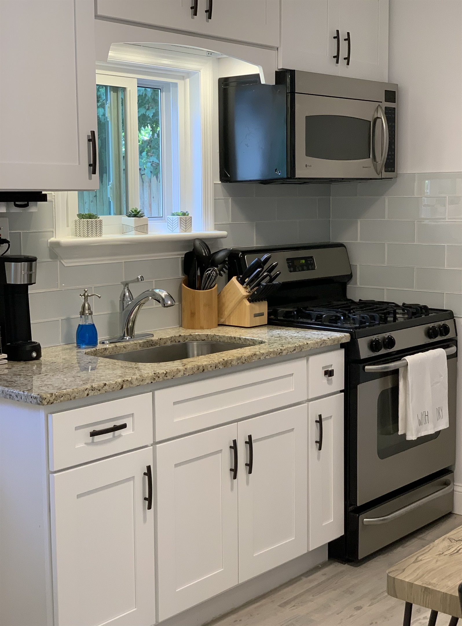 Keurig style coffee/tea maker with coffee and tea pods supplied.