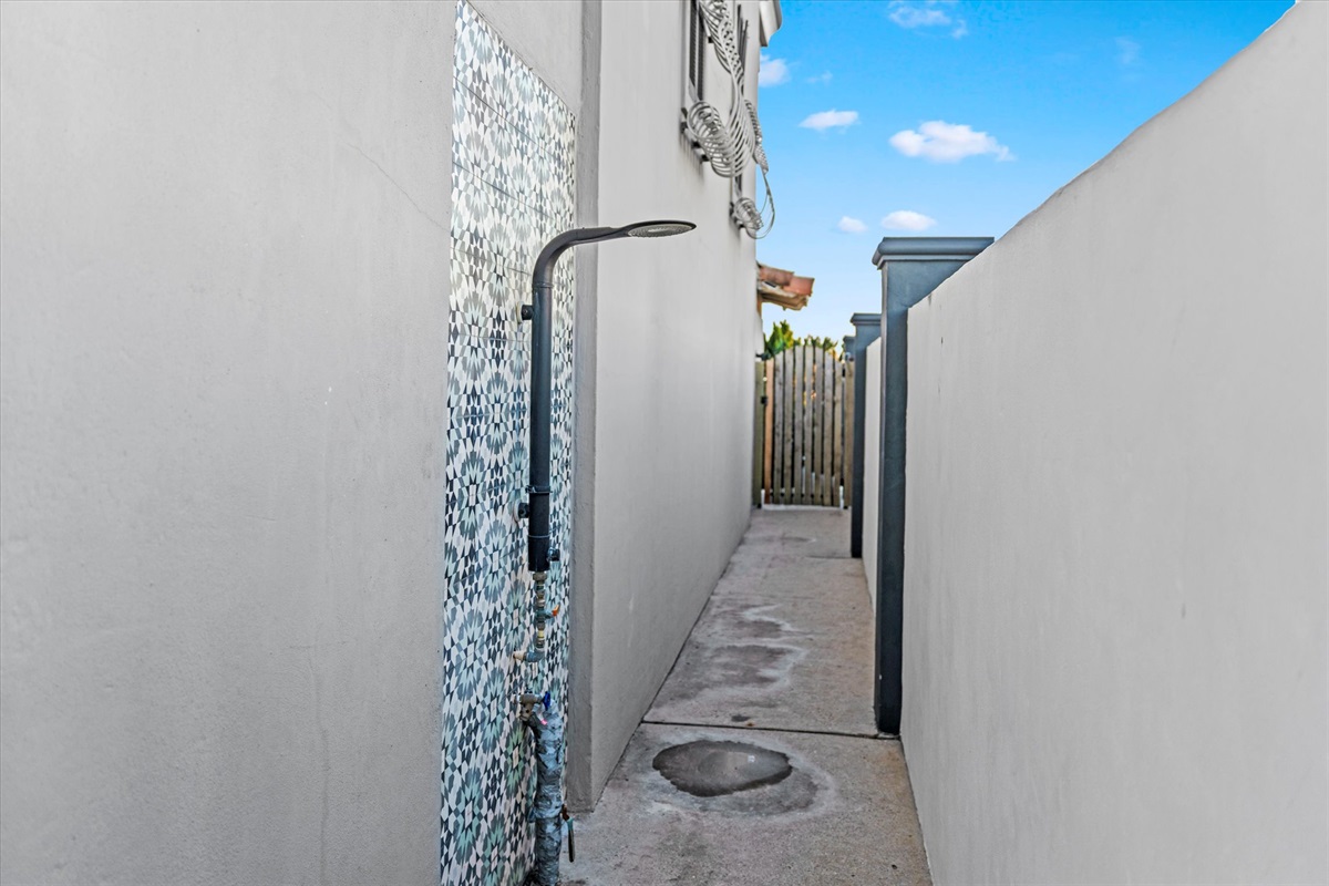 4ee9fcdc916e41b79c6b1b35a20ebd13 Large | Beachhouse | Texas | TX | Vacation Homes | Galveston | Crystal Beach | Kokomo | Breezy Days | Beachfront Elegance | Sunrise Serenity | Southern Sands Property Management, LLC